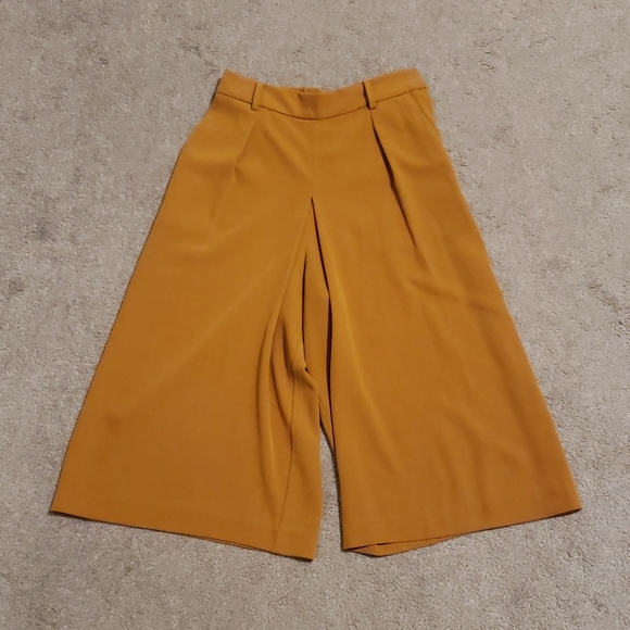 Uniqlo Pants - Uniqlo Wide Cropped Trouser